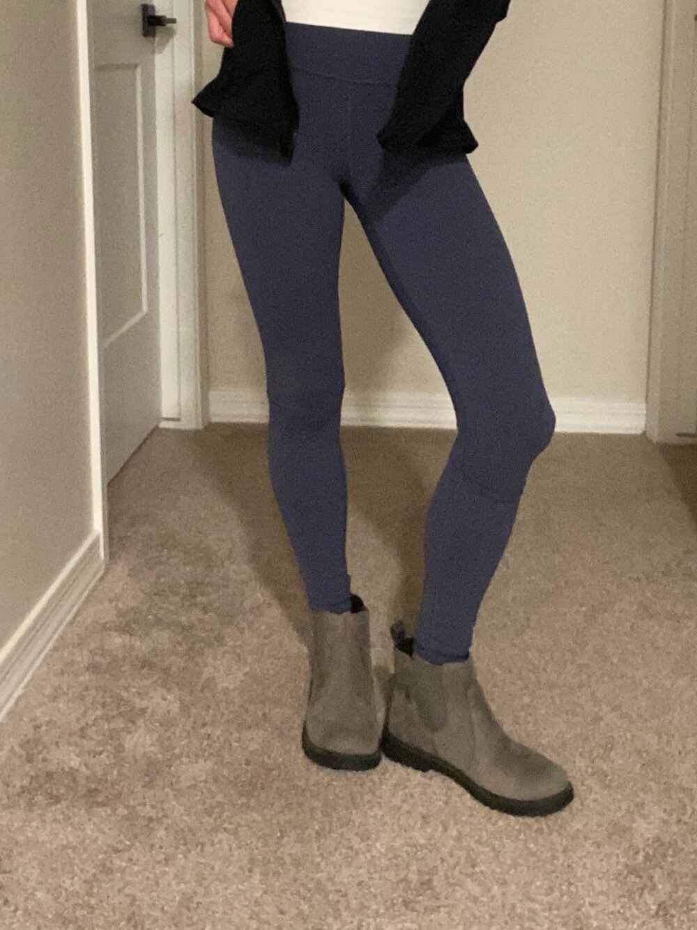 UGG Chelsea Bolden Boots Fits Women’s 5.5-6 Kids Size 4 Taupe Like New! - Picture 2 of 13